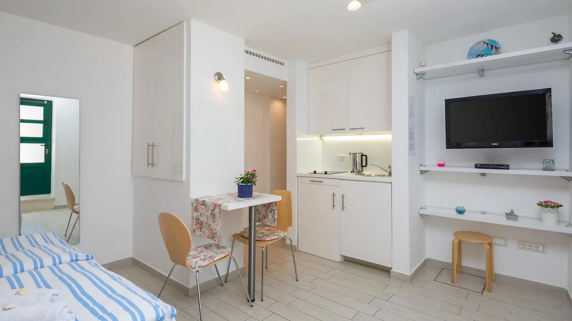 Split Center Suites