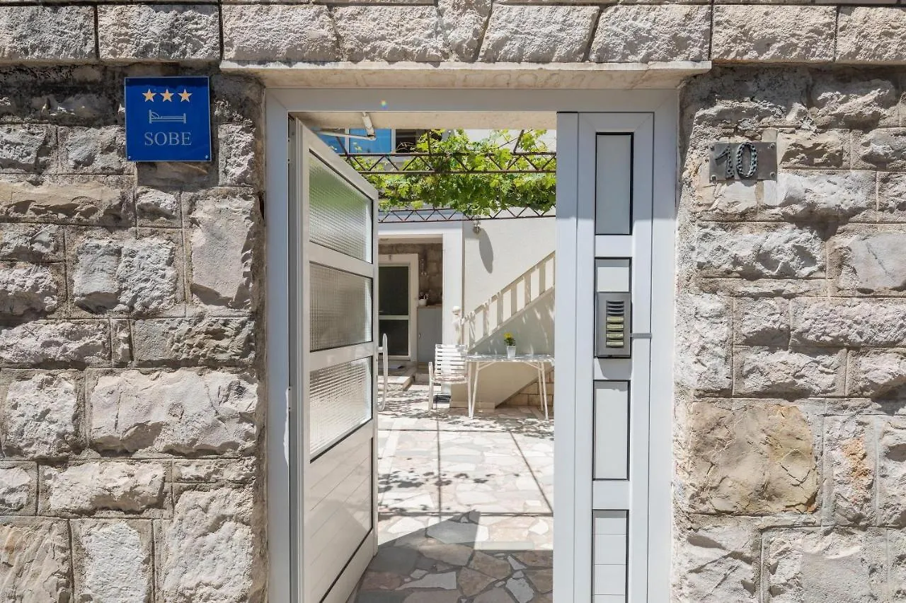 Split Center Suites