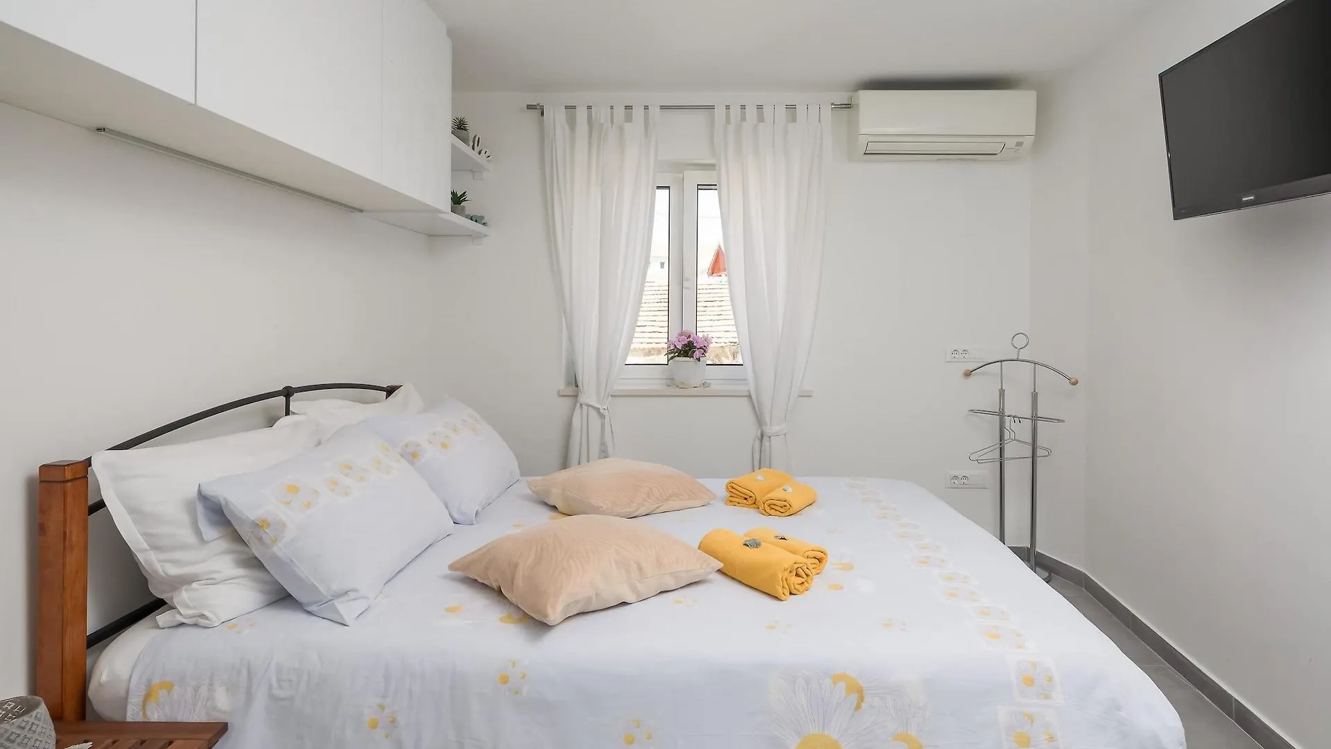 Split Center Suites