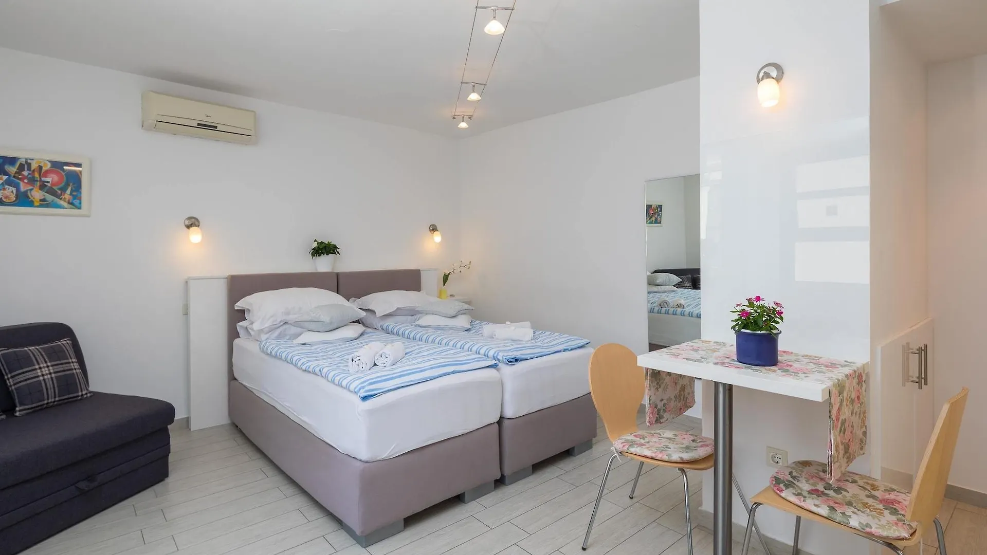 Split Center Suites