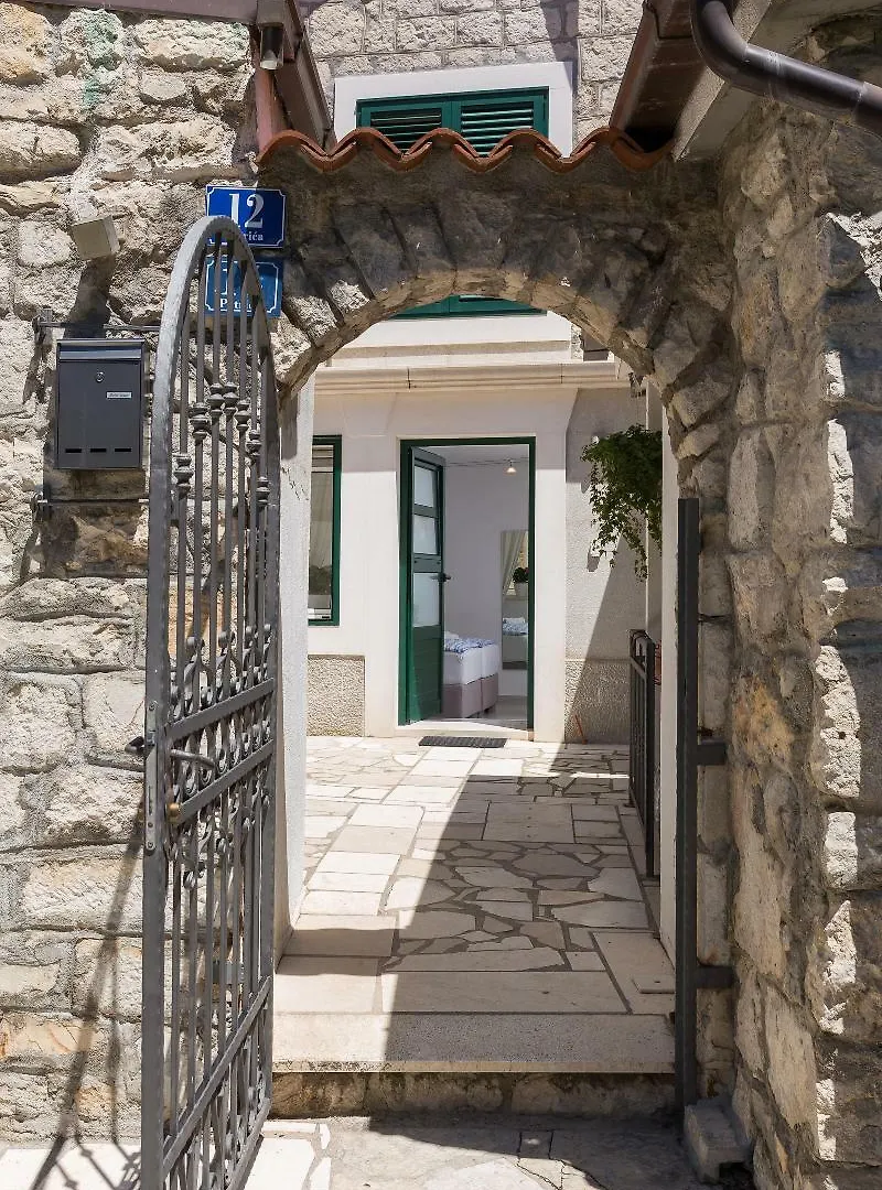 Split Center Suites Guest house